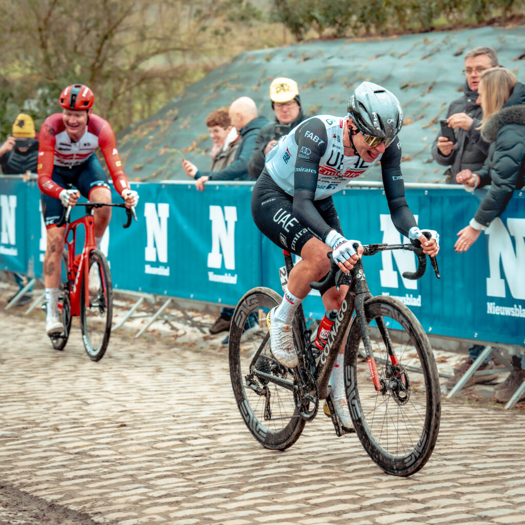 wie eine Rakete zieht Tadej Pogačar am Oude Kwaremont an den bis dahin führenden Mads Pedersen vorbei